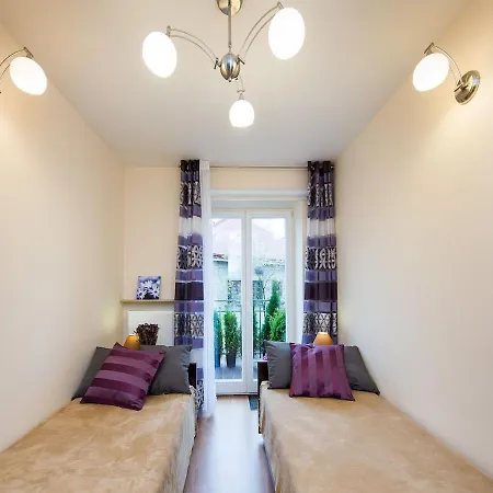 Vanilla 2, 3bdr 2bth 5min To Main Square *