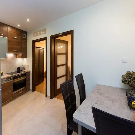 Vanilla 2, 3bdr 2bth 5min To Main Square *