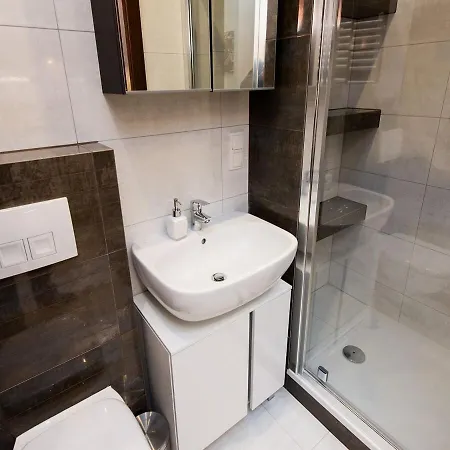 Vanilla 2, 3bdr 2bth 5min To Main Square